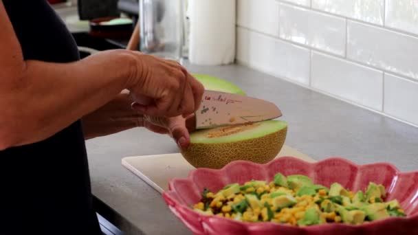 Cook Cuts Honeydew Melon Salad — Vídeo de stock