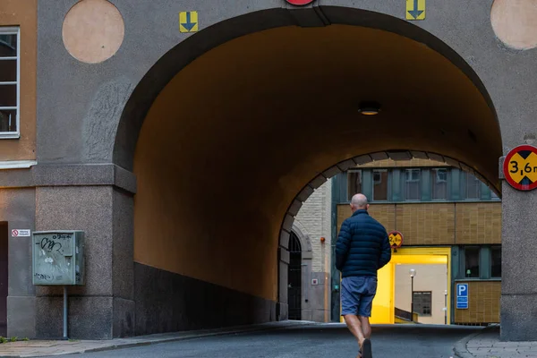 Stockholm Sweden Man Shorts Walks Arched Portico Jakob Westinsgatan — 스톡 사진