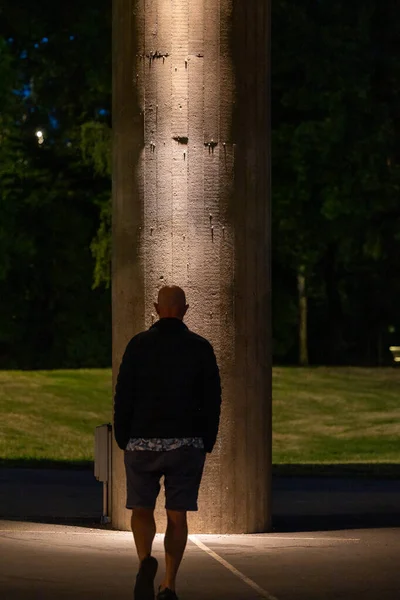 Stockholm Sweden Man Walks Silhouette Concrete Column Illuminated Night — Fotografia de Stock
