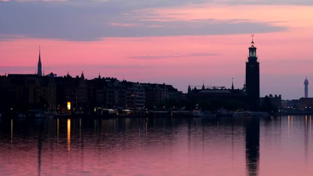 Stockholm Sweden City Hall Stadshuset Dawn Reflected Riddarjarden — ストック動画