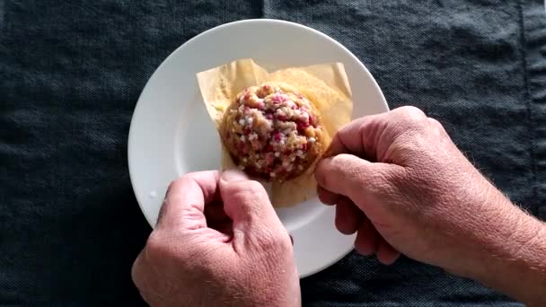 Man Splits Muffin Half — Stok video