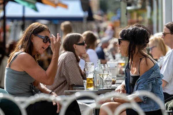 Stockholm Sweden People Sitting Outdoor Restaurant Nytorget Sodermalm Hip Fancy — Stockfoto