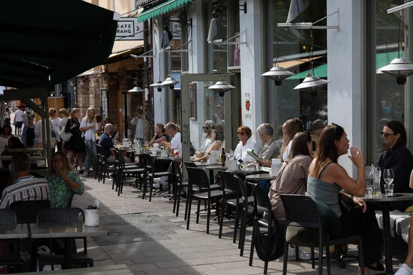 Stockholm Sweden People Sitting Outdoor Restaurant Nytorget Sodermalm Hip Fancy — Fotografia de Stock