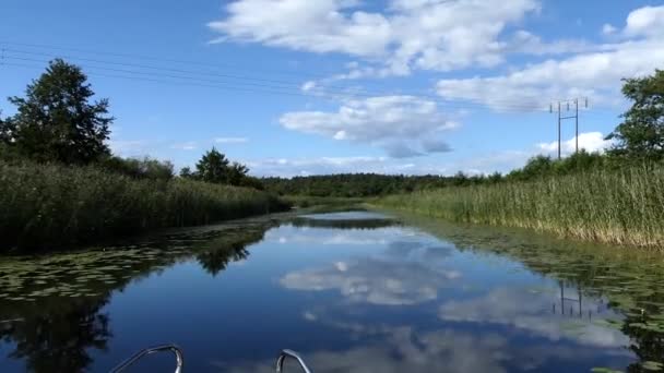 Faringso Sweden Small Motorboat Navigates Narrow Channel — Stok video