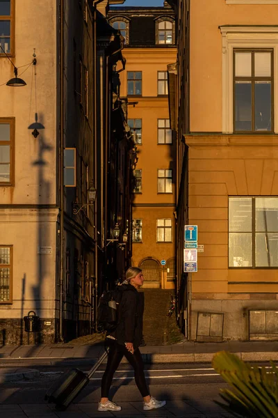 Stockholm Sweden Woman Walks Narrow Alley Called Telegrafgrand Gamla Stan — Fotografia de Stock