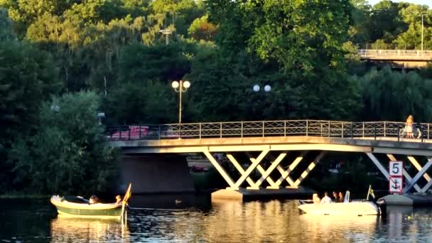 Stockholm Sweden Small Boats Setting Sun Palsundet Canal Sodermalm — Stok video