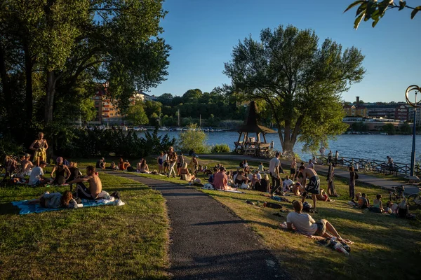 Stockholm Sweden People Sitting Park Summer Night Island Reimersholme — Stockfoto
