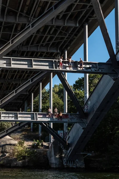 Stockholm Sweden Young Men Jump Bridge Water Summer Day — ストック写真