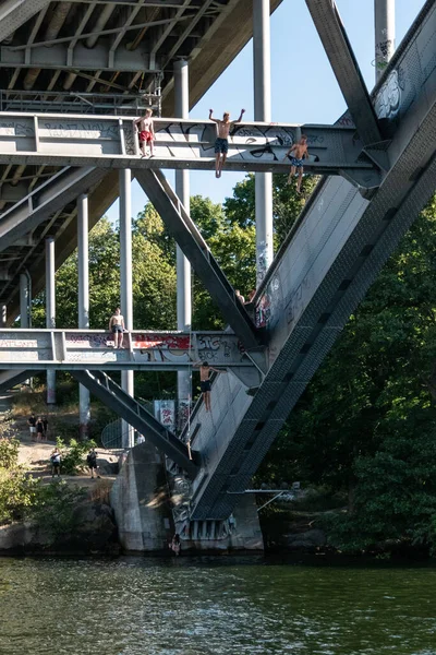 Stockholm Sweden Young Men Jump Bridge Water Summer Day — Stockfoto