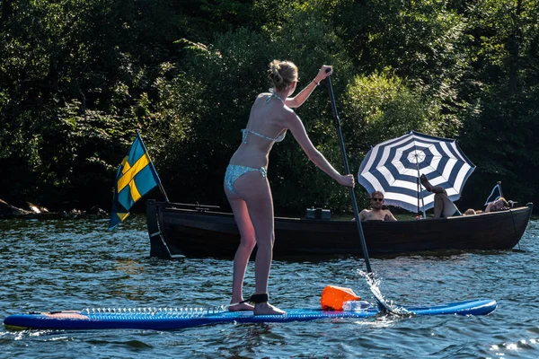 Стокгольм Швеция Люди Катающиеся Досках Летнее Время — стоковое фото