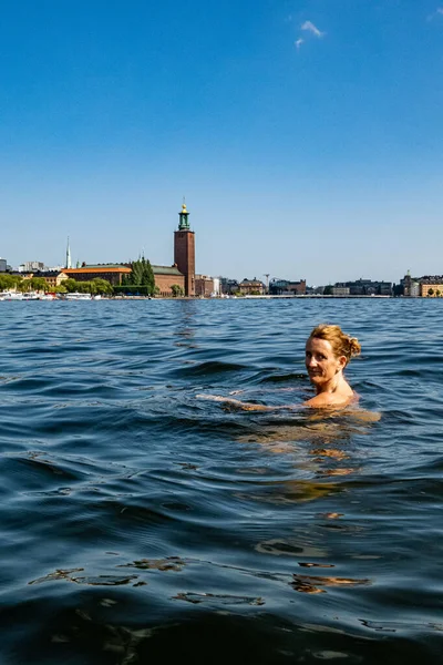 Stockholm Sweden Woman Baths Riddarjarden Downtown Next City Hall — Stock Photo, Image