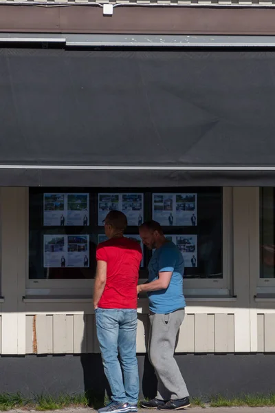 Arvidsjaur Sweden Aug 2022 Tow Men Looking Real Estate Advertisements — Photo