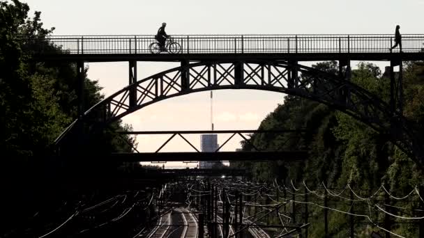 Copenhagen Denmark Man Cycles Pedestrian Cycle Bridge Railroad Track Carlsberg — Stockvideo