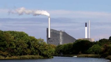 Kopenhag, Danimarka Buharı Copen Hill kayak pistindeki bacadan ve ultra modern enerji santralinden geliyor.
