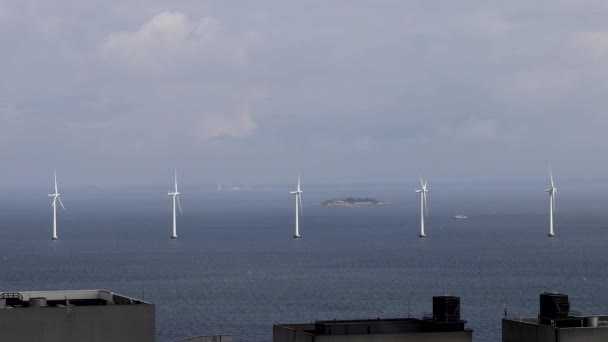 哥本哈根 沿着城市海岸线的风车 — 图库视频影像