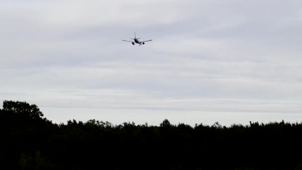 Kodaň Dánsko Letadlo Přilétá Letiště Kastrup Nad Stromy — Stock video