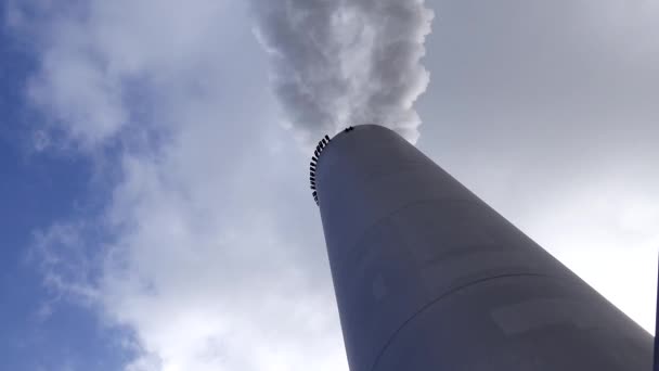 コペンハーゲン デンマーク蒸気はCopen Hillスキー場のスモークスタックと超近代的なエネルギープラントから発生します — ストック動画