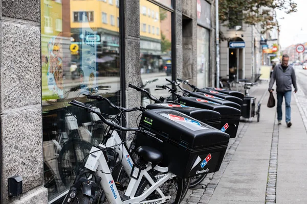 Copenhagen Danimarca Una Fila Biciclette Elettriche Pizza Domino — Foto Stock