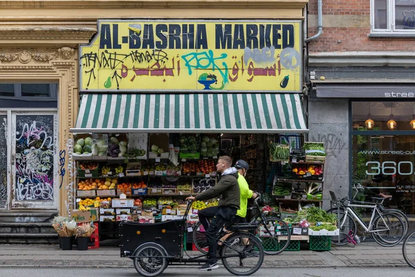 デンマーク コペンハーゲンノルレブロ地区の自転車利用者は中東の食料品店を通過 — ストック写真