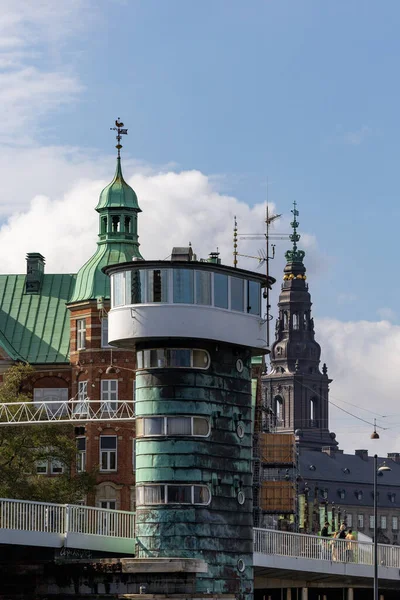 コペンハーゲン デンマークコペンハーゲン港の移動式ナッペル橋の管制塔と背景にある旧証券取引所の塔 — ストック写真