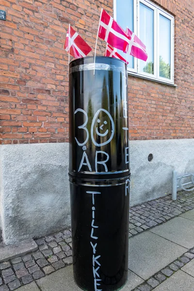 Copenhague Dinamarca Sinal Rua Com Bandeiras Dinamarquesas Deseja Feliz Aniversário — Fotografia de Stock