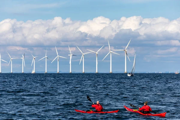 Copenhague Dinamarca Kayakers Velero Pasan Parque Eólico Frente Costa Ciudad — Foto de Stock