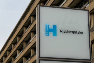 Kopenhag, Danimarka Orta Kopenhag 'daki Rigshospitalet hastanesinin cephesi ve işareti.