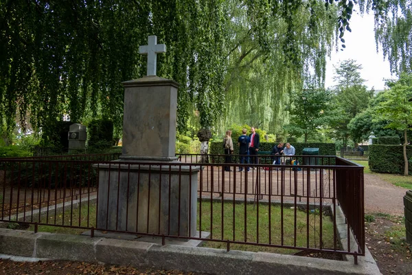 Copenhague Dinamarca Jóvenes Pasando Rato Lápida Familiar Soren Kierkegaard Cementerio — Foto de Stock