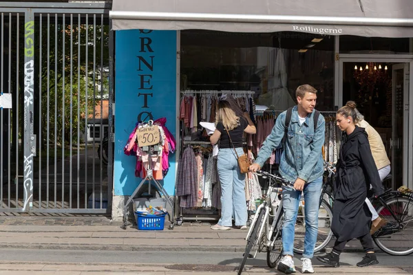 Copenhague Dinamarca Una Mujer Navega Por Una Tienda Ropa Peatones — Foto de Stock
