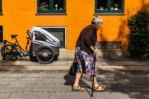 Копенгаген Дания Старшая Женщина Тростью Проходит Мимо Старого Дома Охрой — стоковое фото