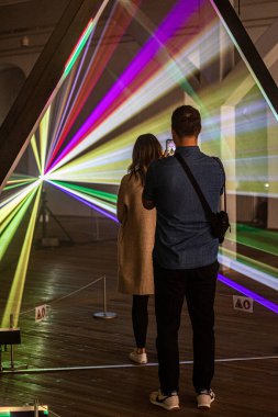 Kopenhag, Danimarka Lazer ışınlarının arasında duran insanlar.