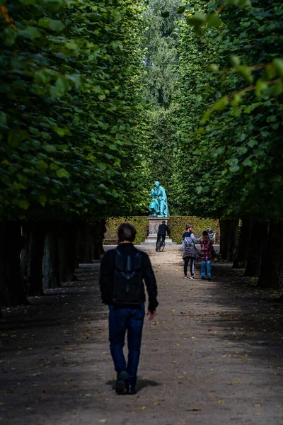 코펜하겐 덴마크 정원에 사람들 Kongens Have 크리스티안 안데르센의 조각상을 나무로 — 스톡 사진