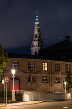Kopenhag, Danimarka Christiansborg Sarayı ve Princens Bro 'nun ya da Prince' s Bridge 'in gece manzarası..