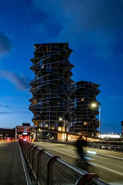 Copenhague Dinamarca Ciclistas Dirigem Pelo Moderno Kaktustrnene Cactus Towers Início — Fotografia de Stock