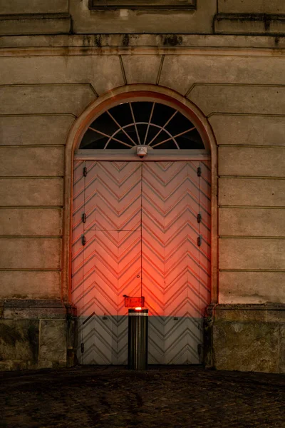 Copenhague Dinamarca Una Puerta Roja Iluminada Fachada Del Palacio Christiansborg — Foto de Stock