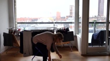 Kopenhag, Danimarka 'da bir çift çamaşırlarını oturma odasındaki askıya asıyor.. 