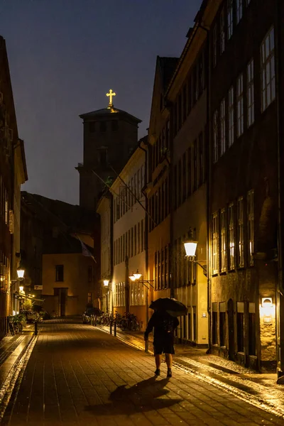 Kopenhag Danimarka Eski Bir Caddede Yağmurda Şemsiyeyle Tek Başına Yürüyen — Stok fotoğraf