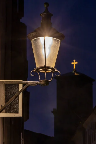 丹麦哥本哈根古城夜晚的路灯 — 图库照片