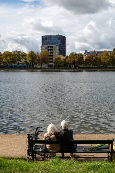Copenhague Dinamarca Una Pareja Ancianos Sientan Juntos Banco Lago Sortedam —  Fotos de Stock