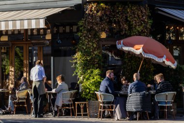 Kopenhag, Danimarka Halkı ve bir garson Frederiksberg 'deki Sokkelund Cafe & Brasserie' de.