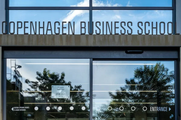 コペンハーゲン デンマークコペンハーゲンビジネススクールのファサードとサイン — ストック写真