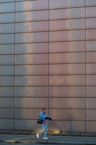 Copenhagen Denmark Young Woman Walks Alone Facade Big Metal Building — Stock Photo, Image