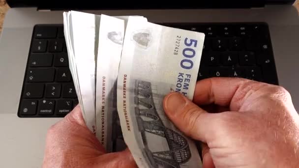 Man Counts 500 Danish Krone Dansk Krone Notes Computer — Stock Video