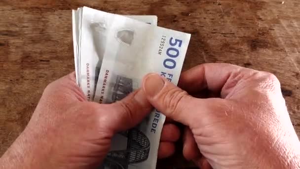 Een Man Telt 500 Deense Kroon Briefjes Zijn Handen — Stockvideo