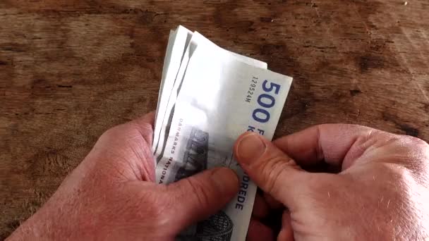 500デンマーククローネの紙幣を手にした男が — ストック動画