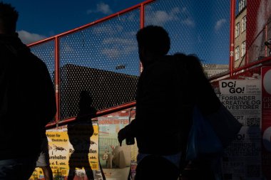 Kopenhag, Danimarka Norrebro bölgesindeki Superkilen Meydanı 'nda.