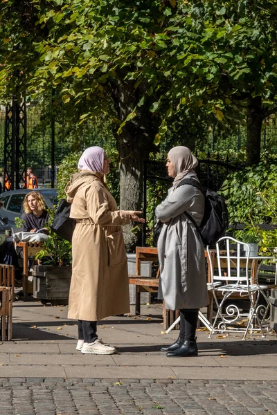 Copenhague Dinamarca Duas Mulheres Muçulmanas Conversando Rua Norrebro — Fotografia de Stock