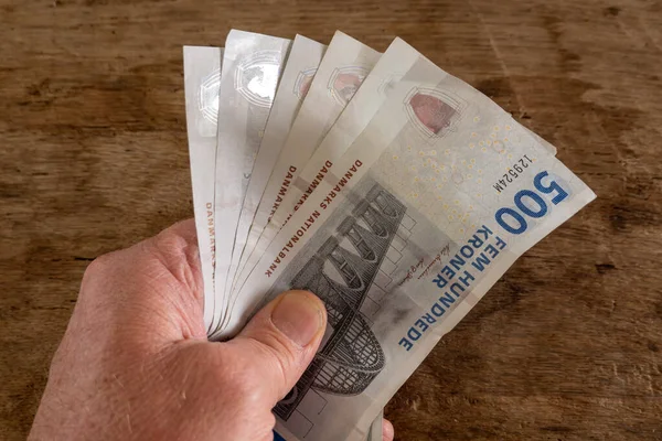 Kopenhag, Danimarka 500 krona sahip bir el.