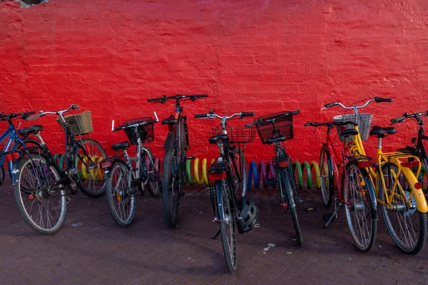 Kopenhaga Dania Zaparkowane Rowery Przy Czerwonej Ścianie — Zdjęcie stockowe