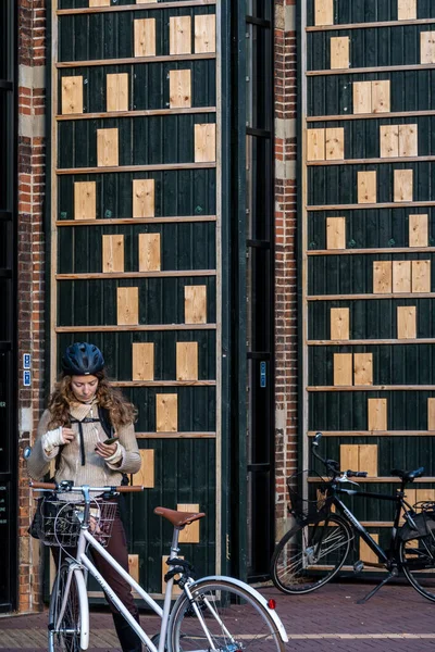 Kopenhagen Dänemark Eine Junge Frau Steht Mit Ihrem Fahrrad Vor — Stockfoto